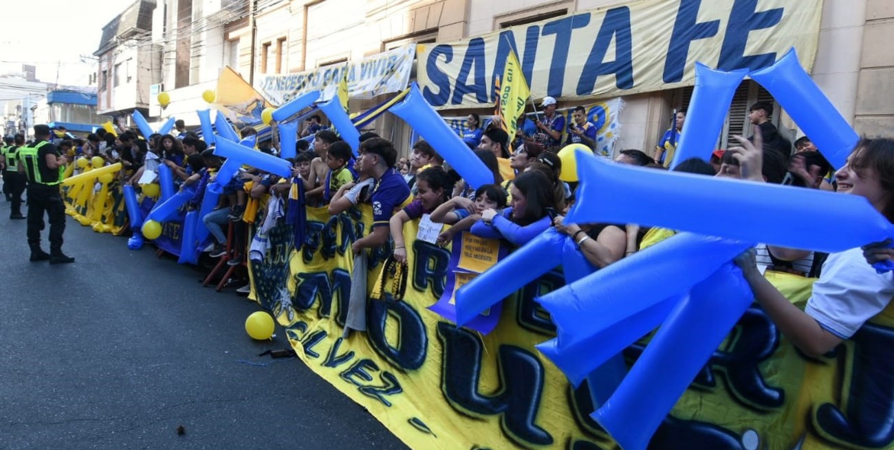 Los hinchas de Boca recibieron a los jugadores en las calles del centro de Santa Fe
