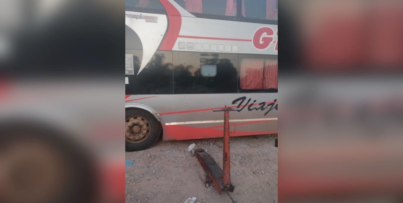 Horror en el taller: mecánico aplastado por un colectivo tras fallo de gato hidráulico