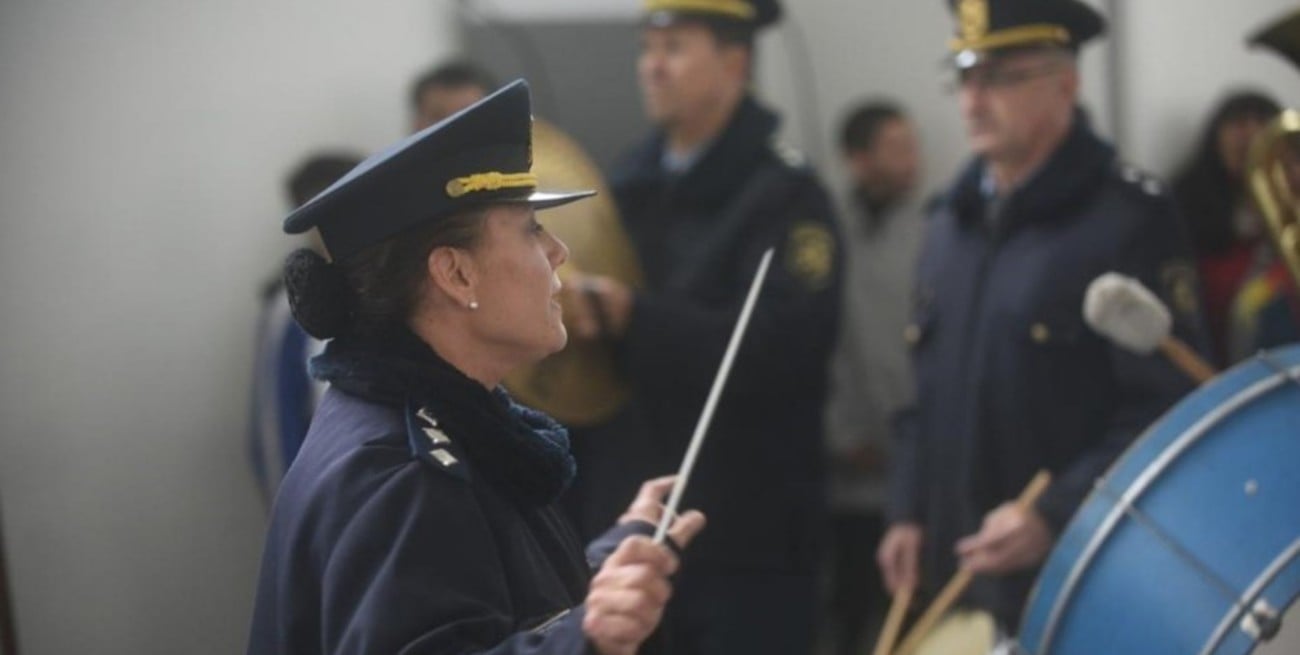 Una mujer policía con la música en la sangre