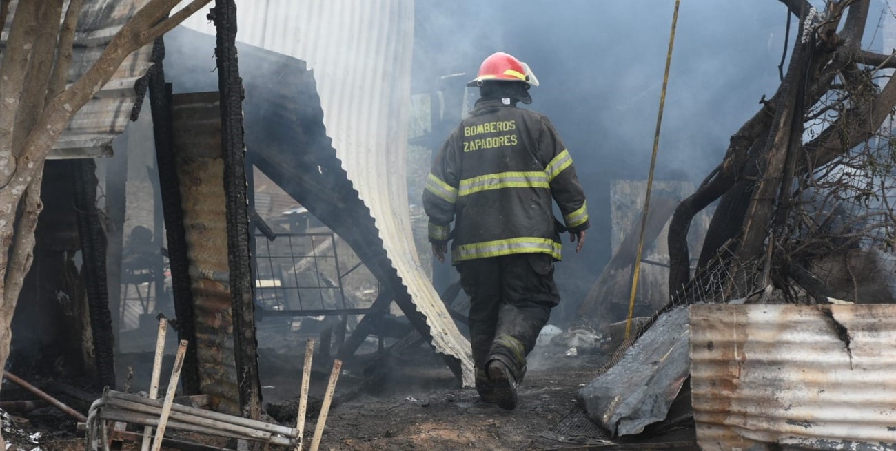 Incendio de dos viviendas precarias en barrio Barranquitas