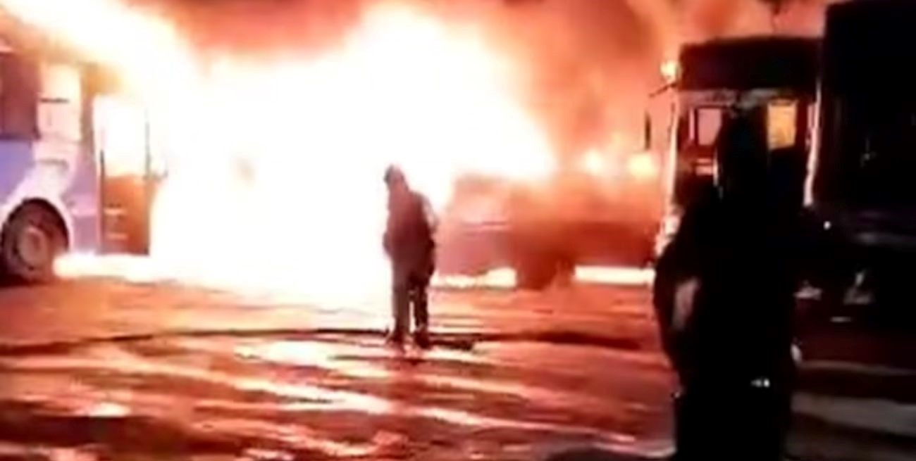 Se incendiaron 14 colectivos durante la madrugada en La Matanza