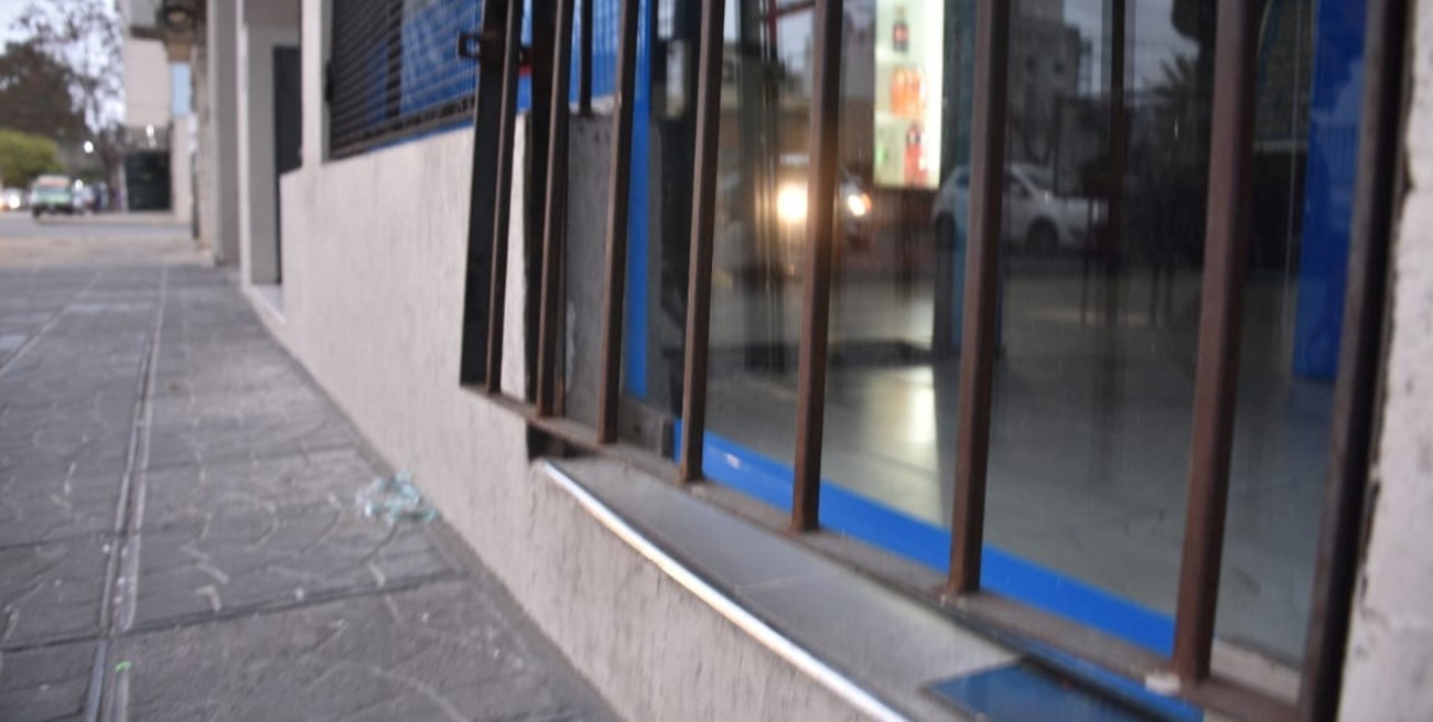 Robo y daños en dos negocios céntricos de la ciudad de Santa Fe
