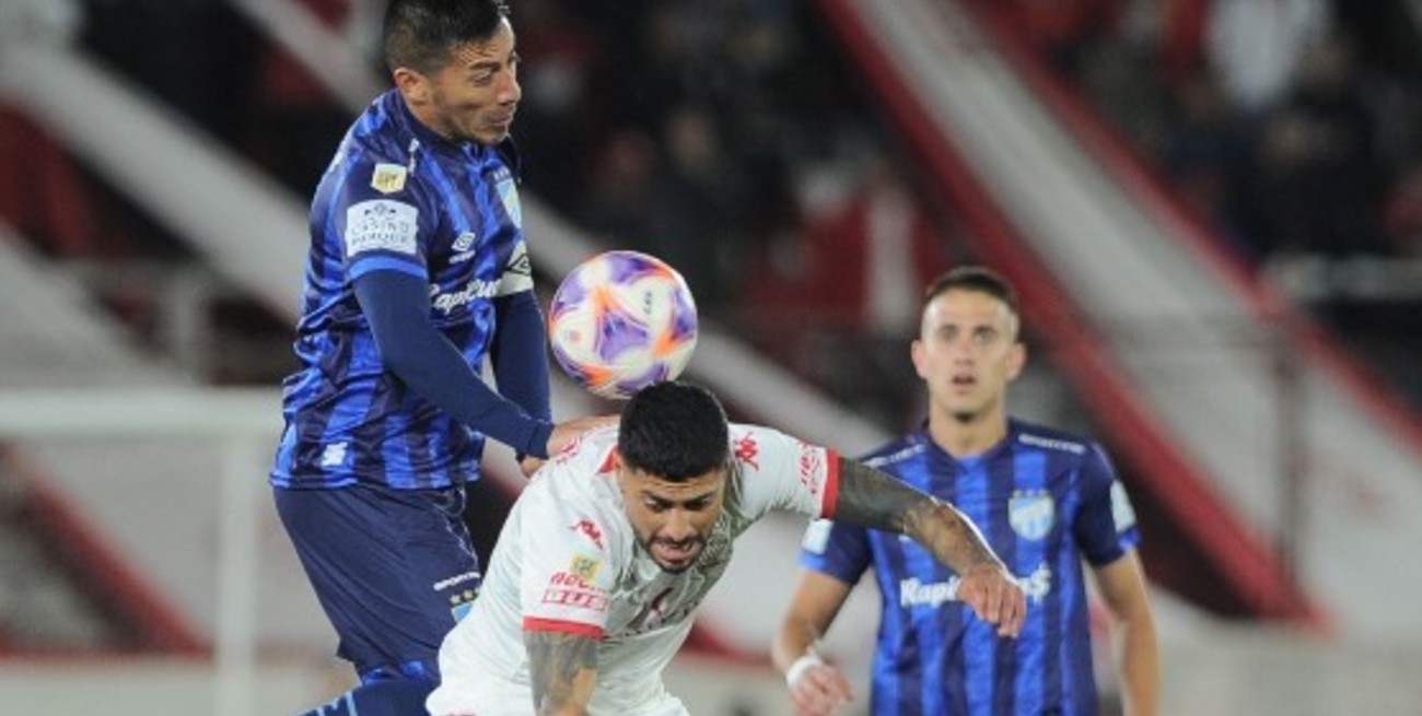 Huracán perdió de local ante Atlético Tucumán y  se hunde en el descenso