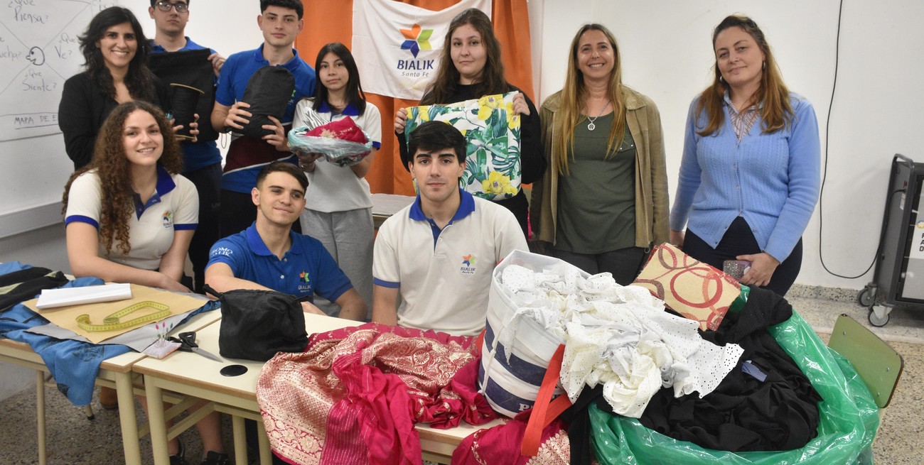 Proyecto ecológico: alumnos de la Bialik recolectan retazos de telas y cosen bolsos