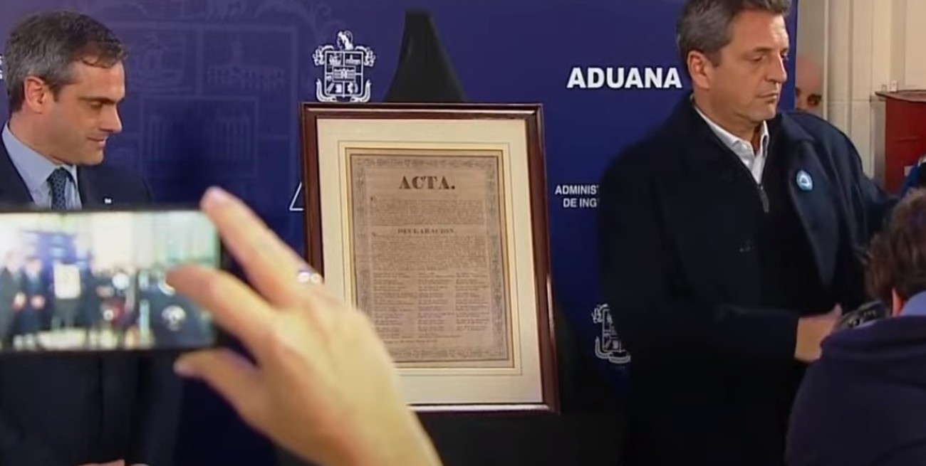 Presentaron en la Aduana la copia original recuperada del acta de la Independencia