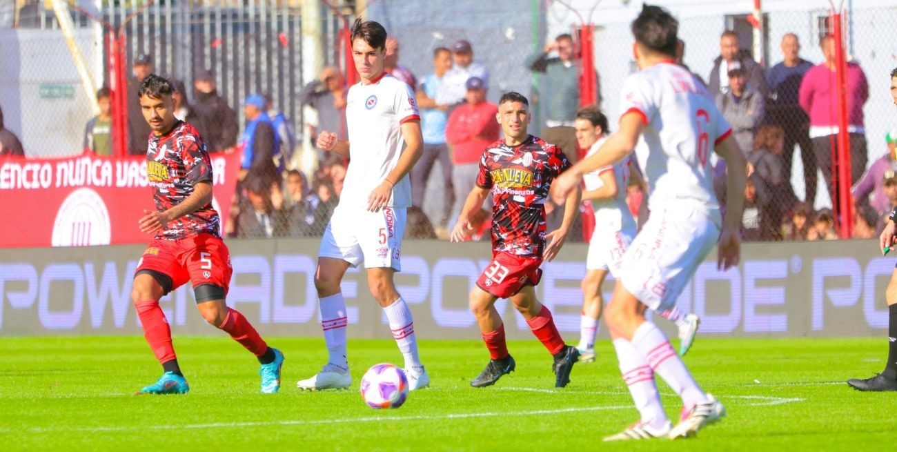 Barracas Central y Argentinos igualaron sin goles en el estadio Claudio Tapia