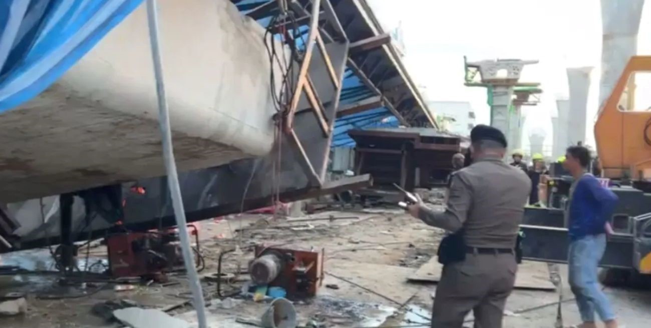 Se derrumbó una importante estructura vial y dejó 1 muerto y 8 heridos