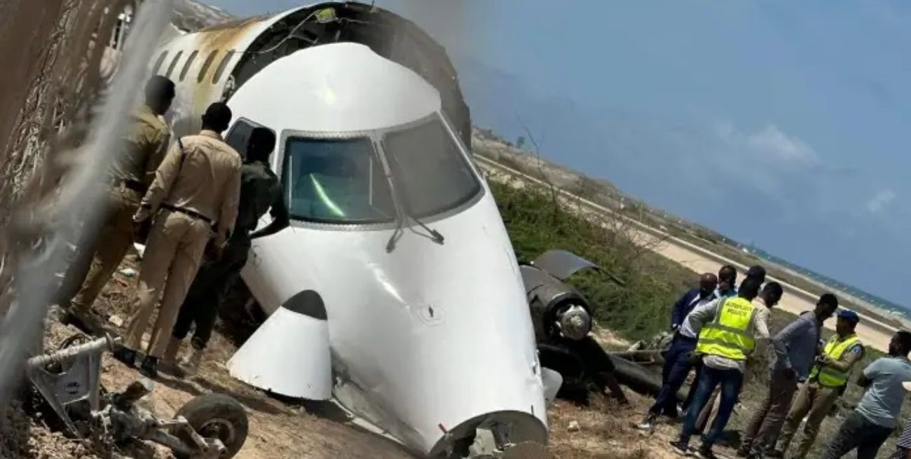 Video: un avión debió aterrizar de emergencia en Somalia