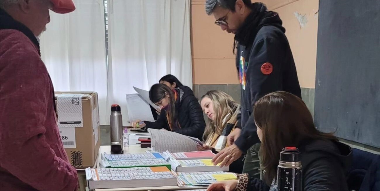 En una jornada destemplada se vota con normalidad en el departamento Vera
