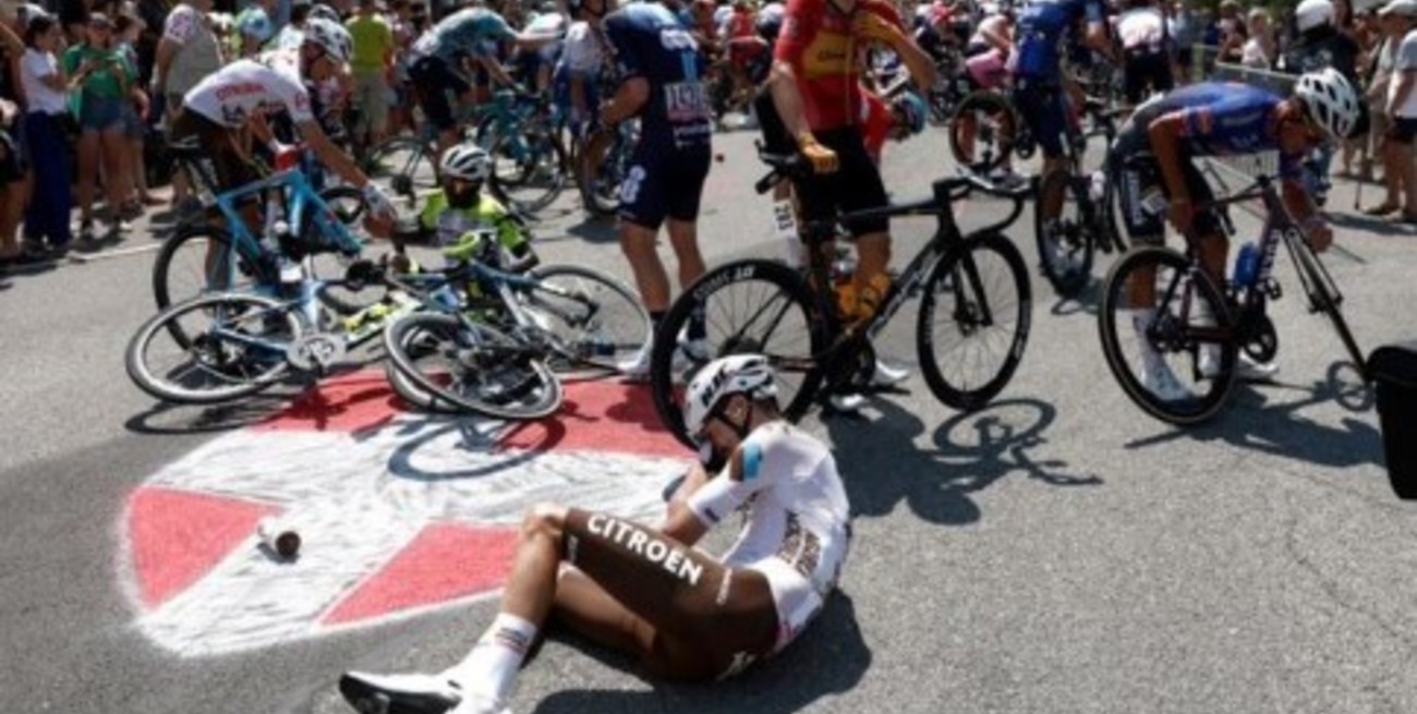 Video: una selfie provocó una caída masiva de ciclistas en el Tour de Francia 