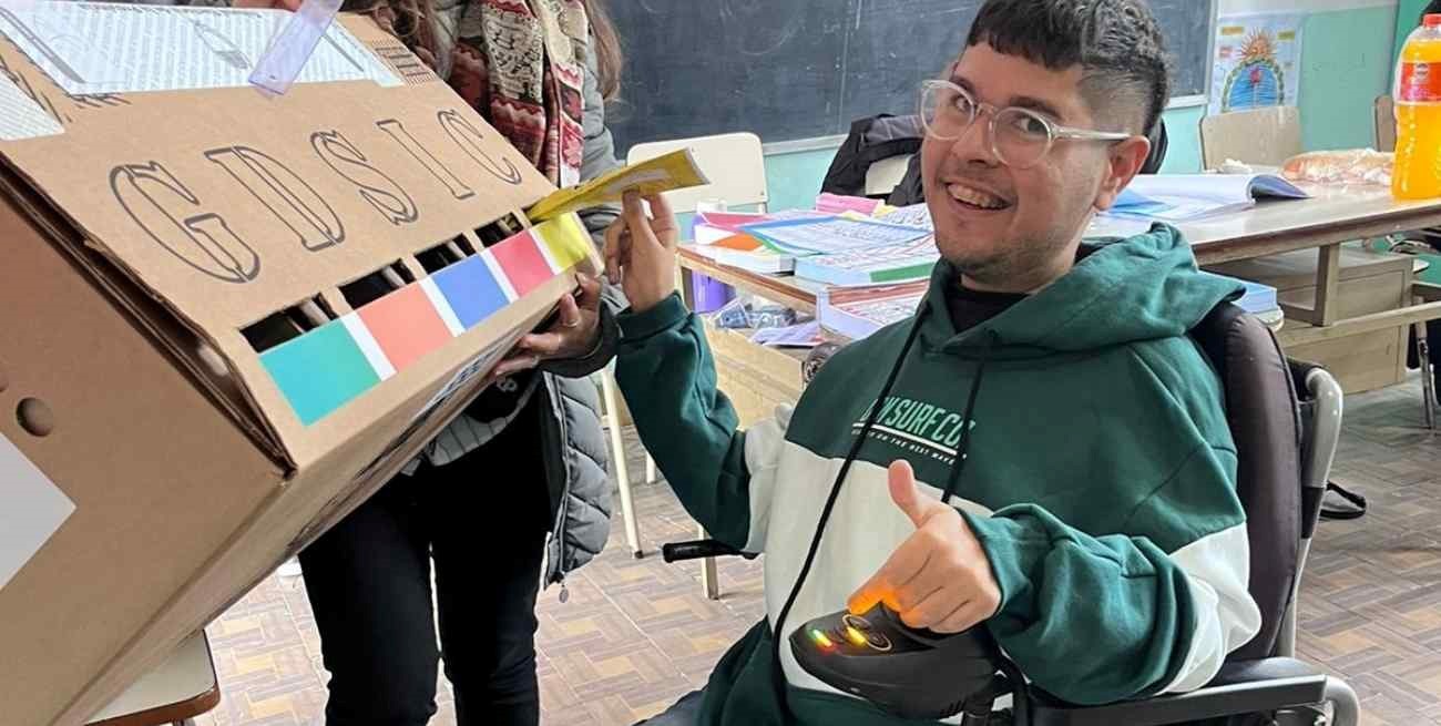"Es un día muy gratificante", dijo Giansily, el joven precandidato que fue a votar en silla de ruedas