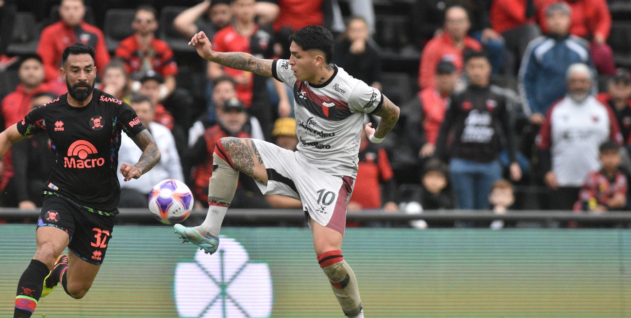 Cambio de planes en Colón: Farías no sólo viajó, sino que también juega