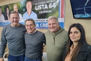 El candidato opositor, Marcelo Andreychuk, celebra el triunfo en San Cristóbal junto a su equipo. Foto: gentileza