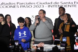 Juan Pablo Poletti salió a festejar su triunfo, luego de que la tendencia persista con una diferencia de casi 9 puntos con respecto a Jatón.
Crédito: Mauricio Garin
