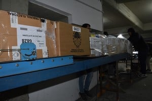 Desde la noche del domingo y durante gran parte del lunes fueron llegando las urnas desde toda la provincia al edificio del Tribunal Electoral. Desde este miércoles se realizará el recuento definitivo de las Paso. Foto: Flavio Raina. 