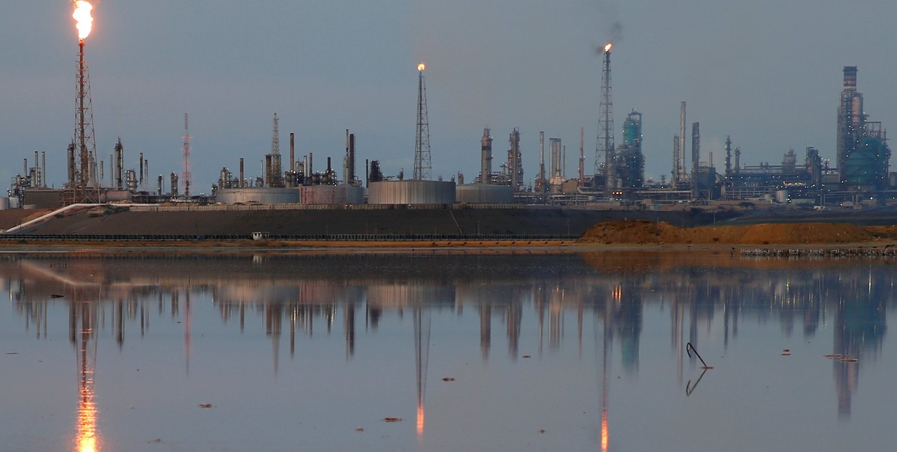 Venezuela reanudó la producción de combustible en su principal refinería