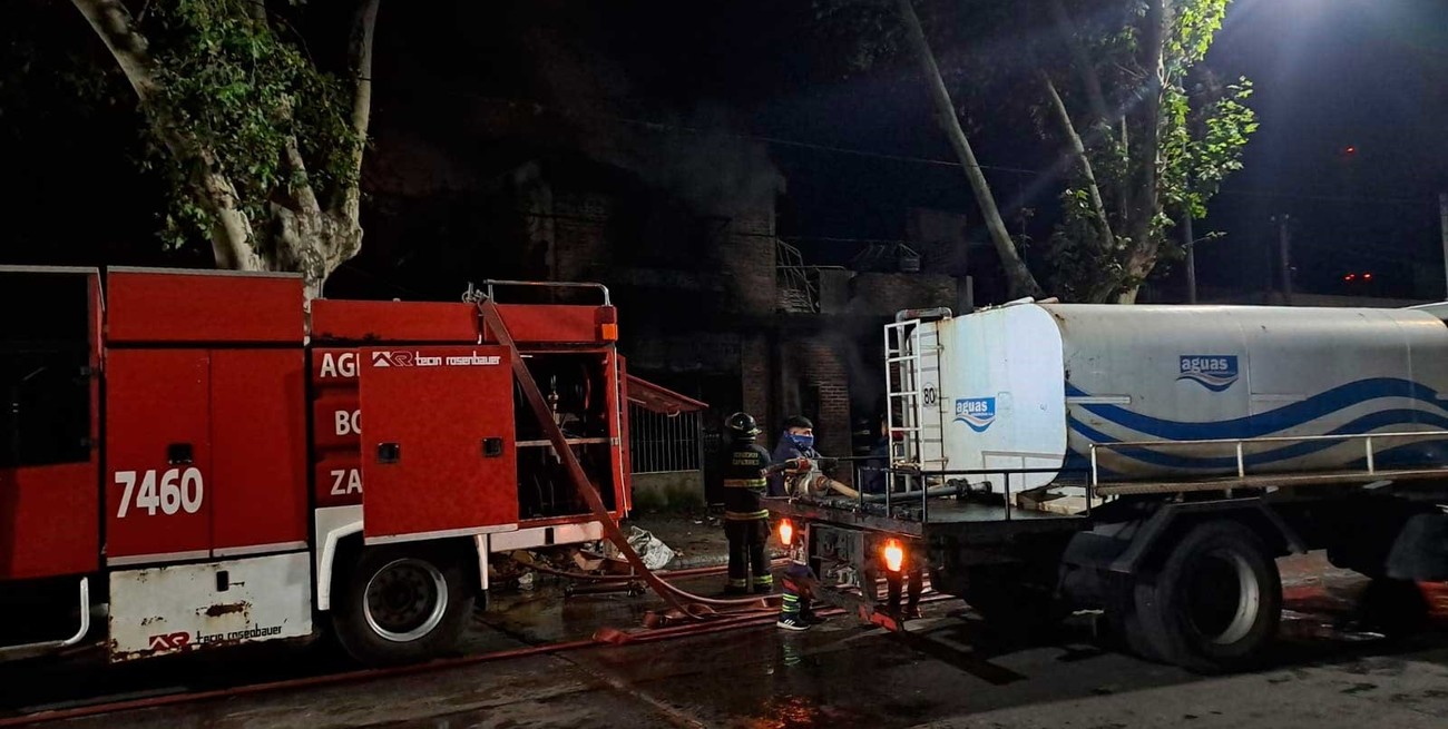 Un feroz incendio se desató en un depósito de Rosario