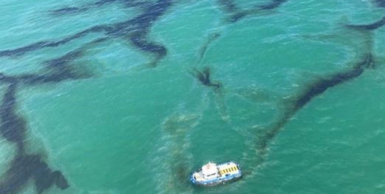 Un derrame de petróleo afecta las costas de Ecuador, cerca de la frontera con Colombia