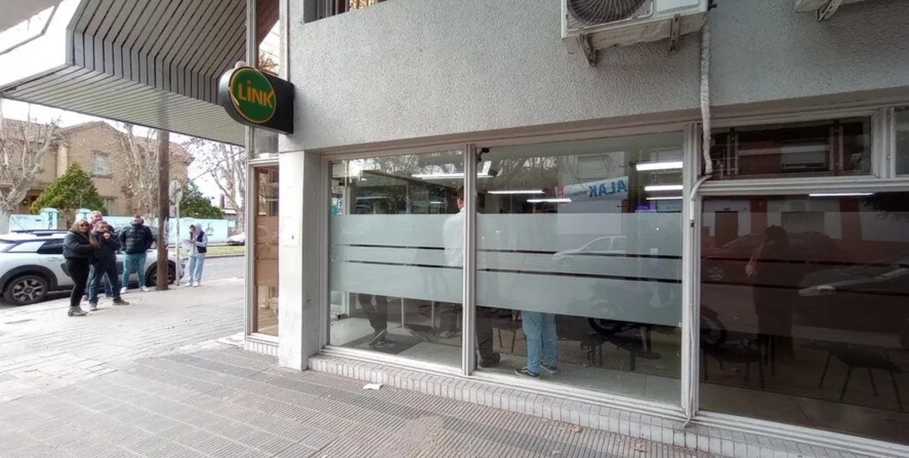 Golpe comando en La Plata: entraron armados a un banco, tomaron rehenes pero no robaron