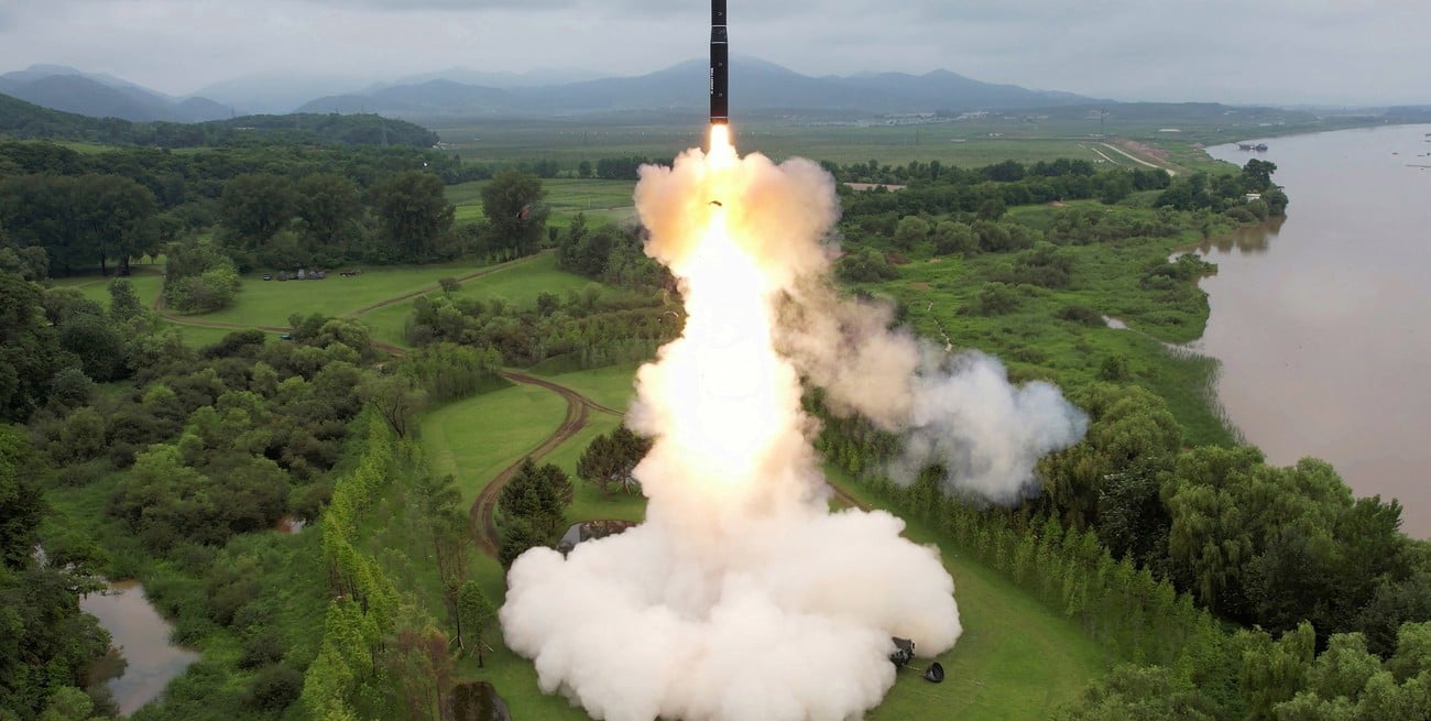 Japón denunció que Corea del Norte lanzó dos misiles balísticos, a la par que negocia con la OTAN