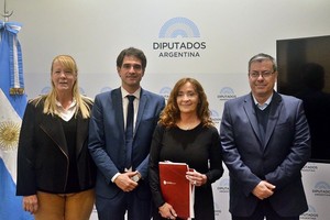 Juan Martín con sus pares Margarita Stolbizer y Germán Martínez, junto a Claudia Levin, decana de la Facultad de Derecho de la UNL.