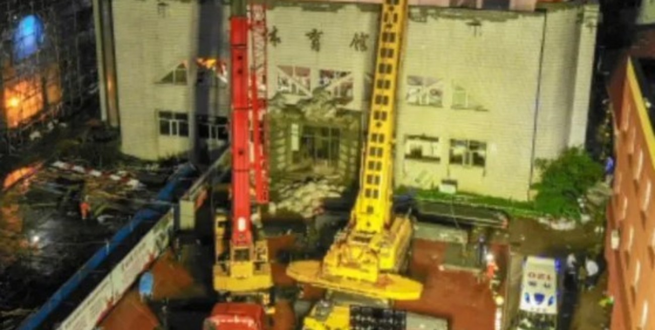 Video: al menos diez muertos por el colapso del techo de un gimnasio en China