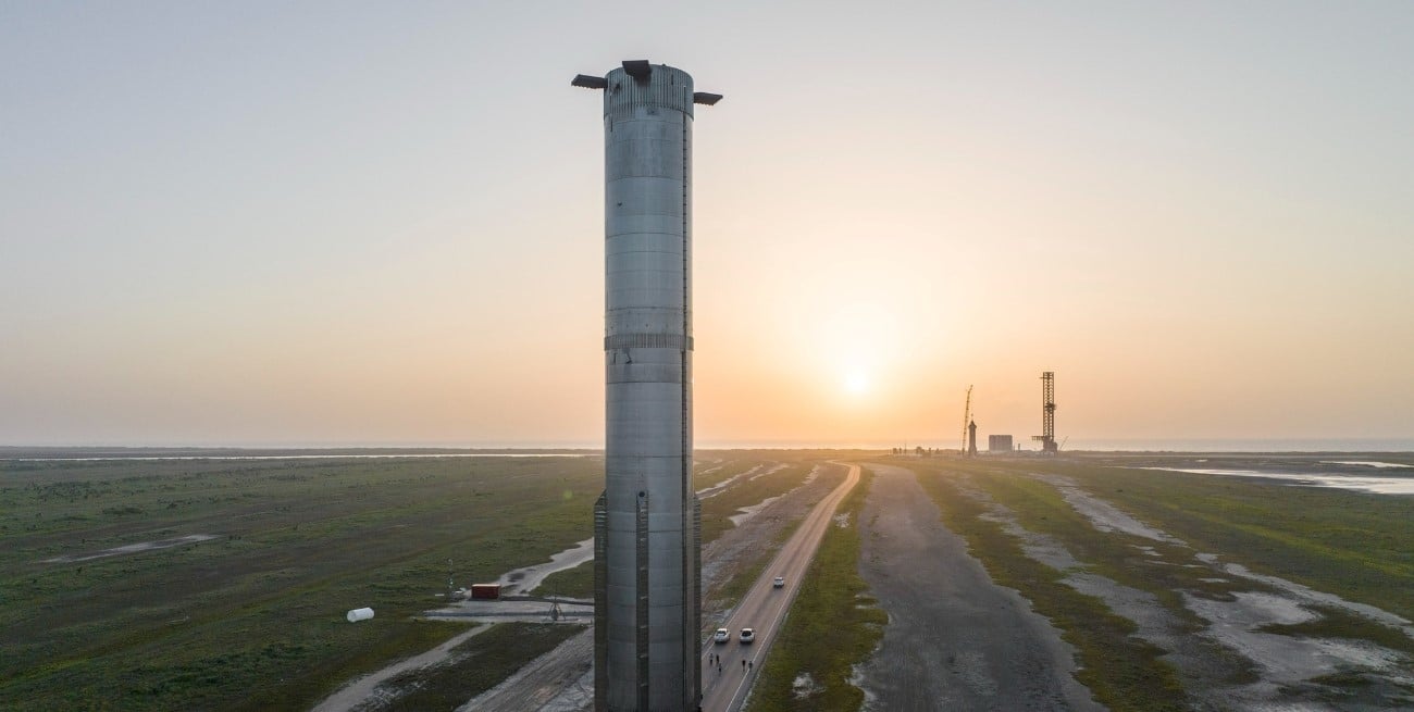 Así luce el Starship Super Heavy, el nuevo propulsor espacial gigante de Elon Musk