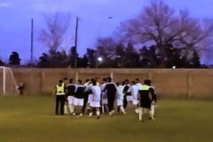 Las imágenes muestran a los futbolistas de Argentino de Lanteri intentando recuperarse de los efectos del gas pimienta lanzado por los efectivos policiales.