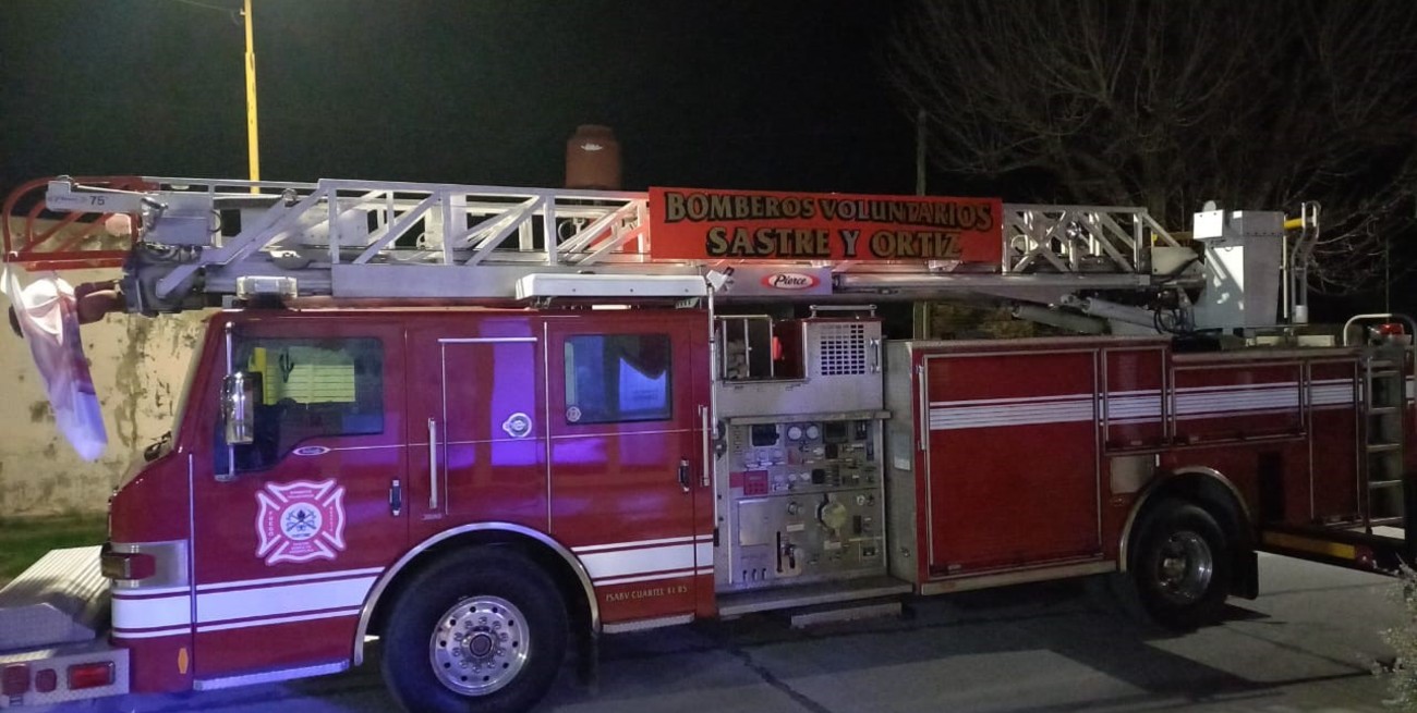 Bomberos de Sastre presentaron su flamante autobomba americana con tecnología de punta 