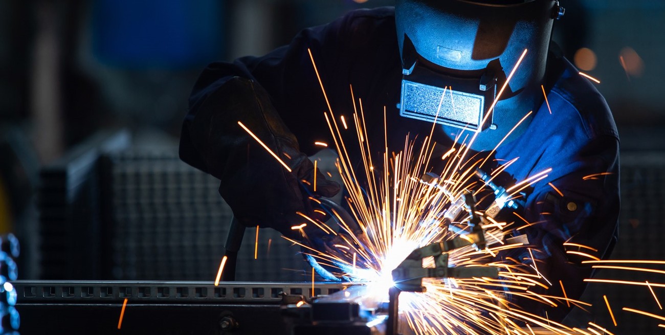 La demanda de energía de las grandes industrias cae tanto como la actividad industrial