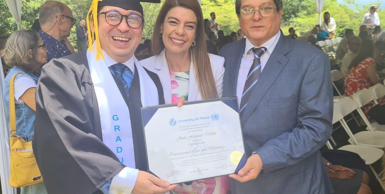 Es santafesino y se graduó con honores en la Universidad para la Paz de la ONU