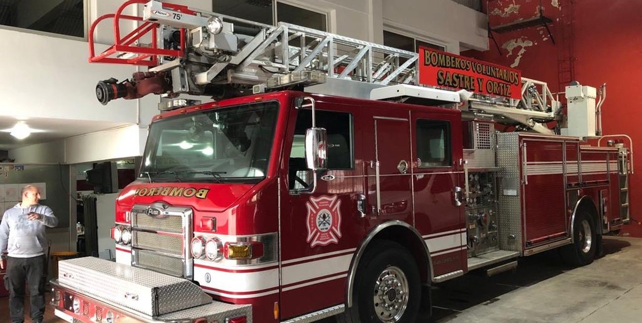 Bomberos de Sastre presentaron su flamante autobomba americana con tecnología de punta