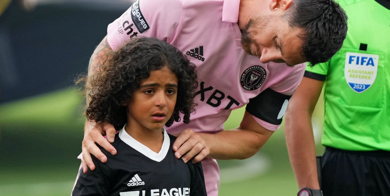 Messi viral: consoló el llanto del hijo de un famoso DJ de Estados Unidos que salió con él a la cancha