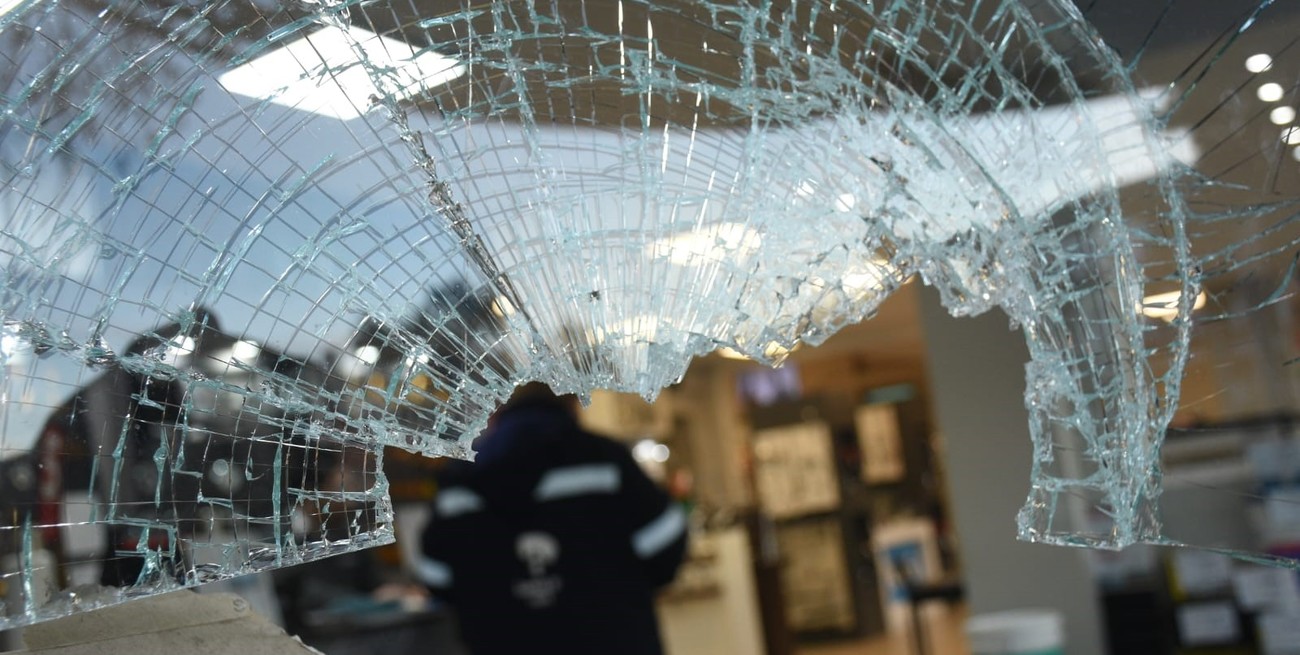 Dos detenidos por robo y destrozos en un comercio en López y Planes y Cándido Pujato