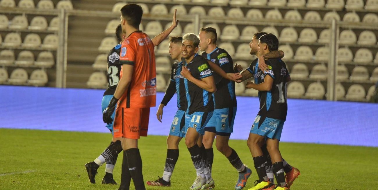 Almagro goleó a Excursionistas y será el rival de Boca en octavos de final