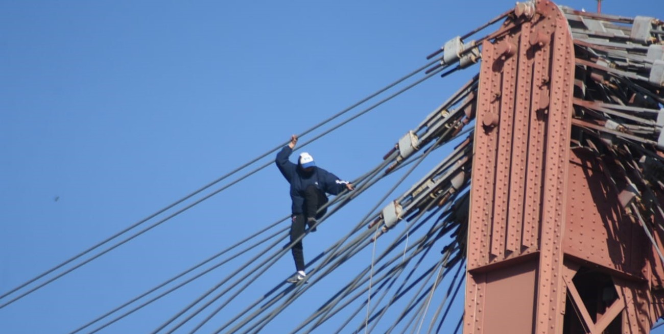 Varias horas de tensión en el Puente Colgante por una persona subida a la cima de una de las torres