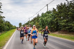 Evgeny Valiyev (2° en 40-49 años) y la santafesina Andrea Lazzarini (ganadora de la general femenina) fueron dos de las figuras de la media maratón paceña. Crédito: Running Time