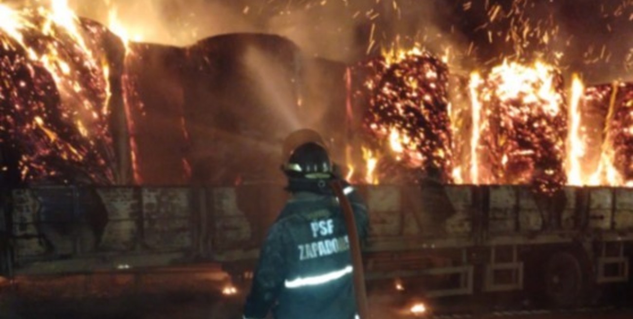 Video: se incendió un camión que transportaba bobinas industriales
