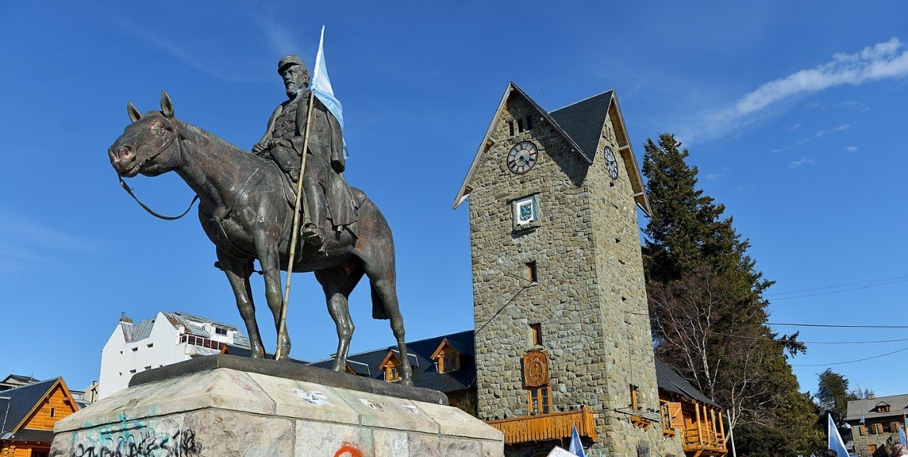 Polémica y repudio en Bariloche por la remoción de una estatua de Roca