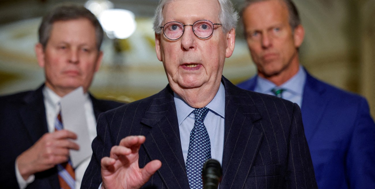 Un senador estadounidense quedó "congelado" en una conferencia y preocupa su salud