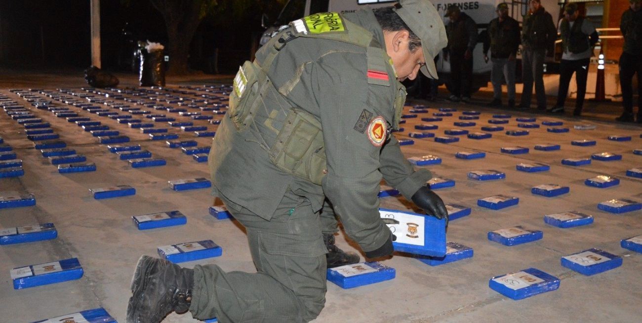 Encontraron más de 400 kilos de cocaína dentro de un camión cisterna 