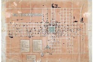 Plano de 1902, donde se ve el núcleo urbano de Esperanza ya consolidado en su traza, edificios y la plaza de superficie mayor a la plaza hispanoamericana. Archivo del Museo de la Colonización de la ciudad de Esperanza.
