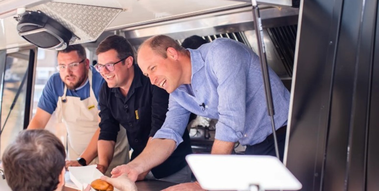 Video: el príncipe Guillermo sirvió hamburguesas vegetarianas en un carribar de Londres