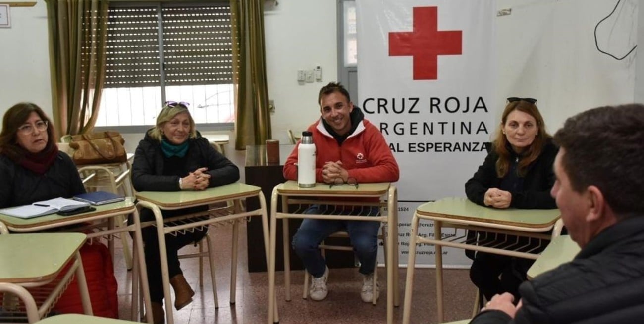 El Senador Pirola con integrantes de la Cruz Roja Argentina Filial Esperanza