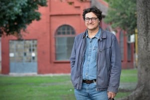 Daniel Attala, reconocido autor e investigador santafesino radicado en Francia. Expondrá en un curso que se llevará a cabo en la ciudad de Santa Fe sobre literatura y etnocidios coloniales. Crédito: Pablo Aguirre