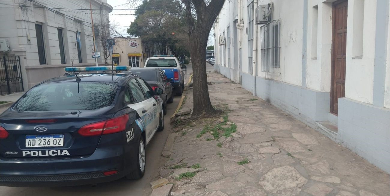 Policía Federal allana sedes policiales; un jefe detenido