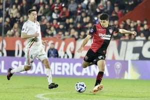 El plantel corto que tiene Newell's para encarar la doble competencia no le da margen a Heinze para probar demasiado.