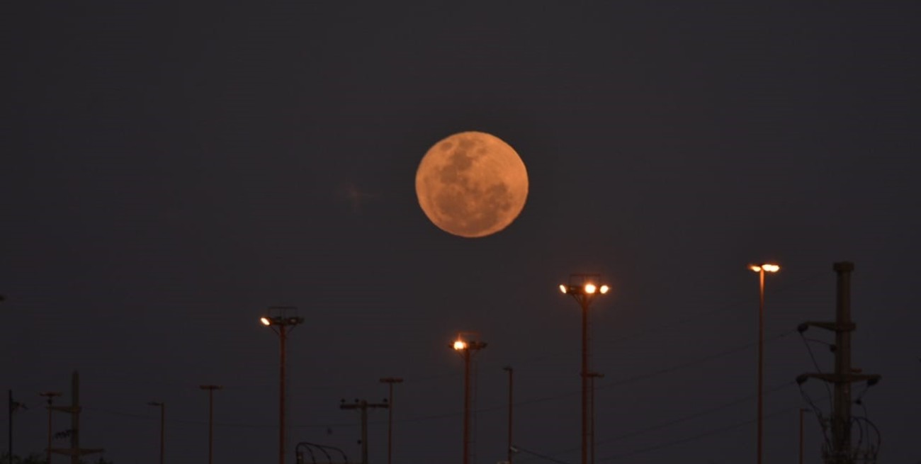 Postales de la superluna de Esturión en Santa Fe