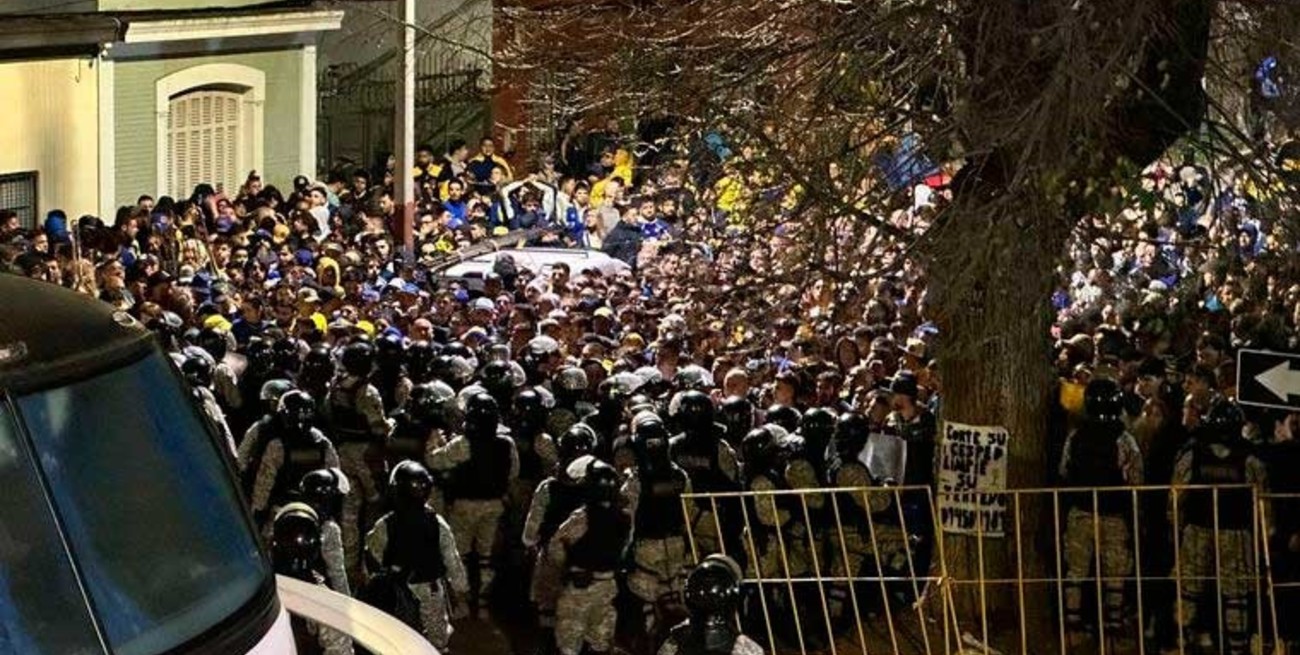 Video: hinchas de Boca se enfrentaron a la policía uruguaya