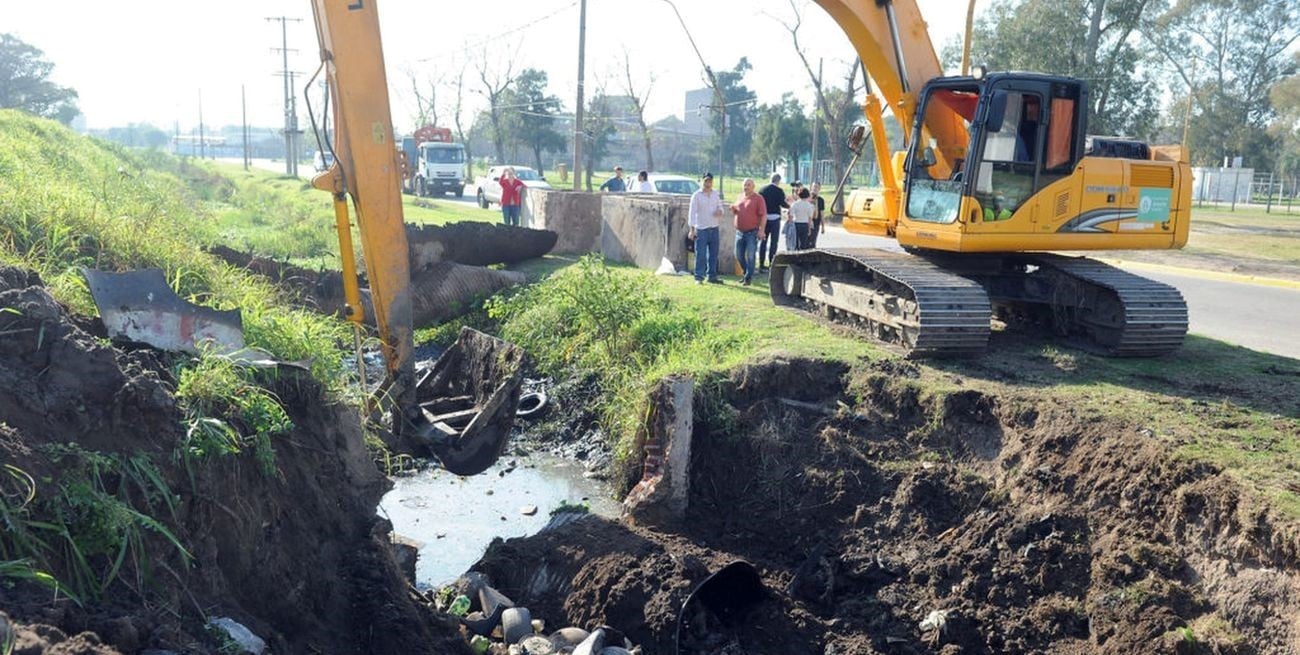 Desobstruyen el canal Suipacha para reducir
el riesgo hídrico y optimizar el drenaje